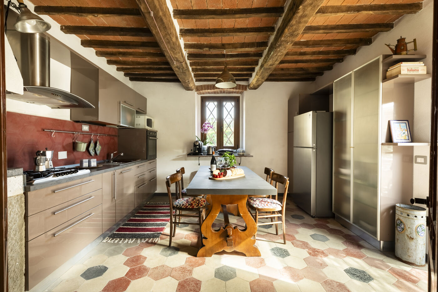 Cucina con pavimento esagonale e travi in legno