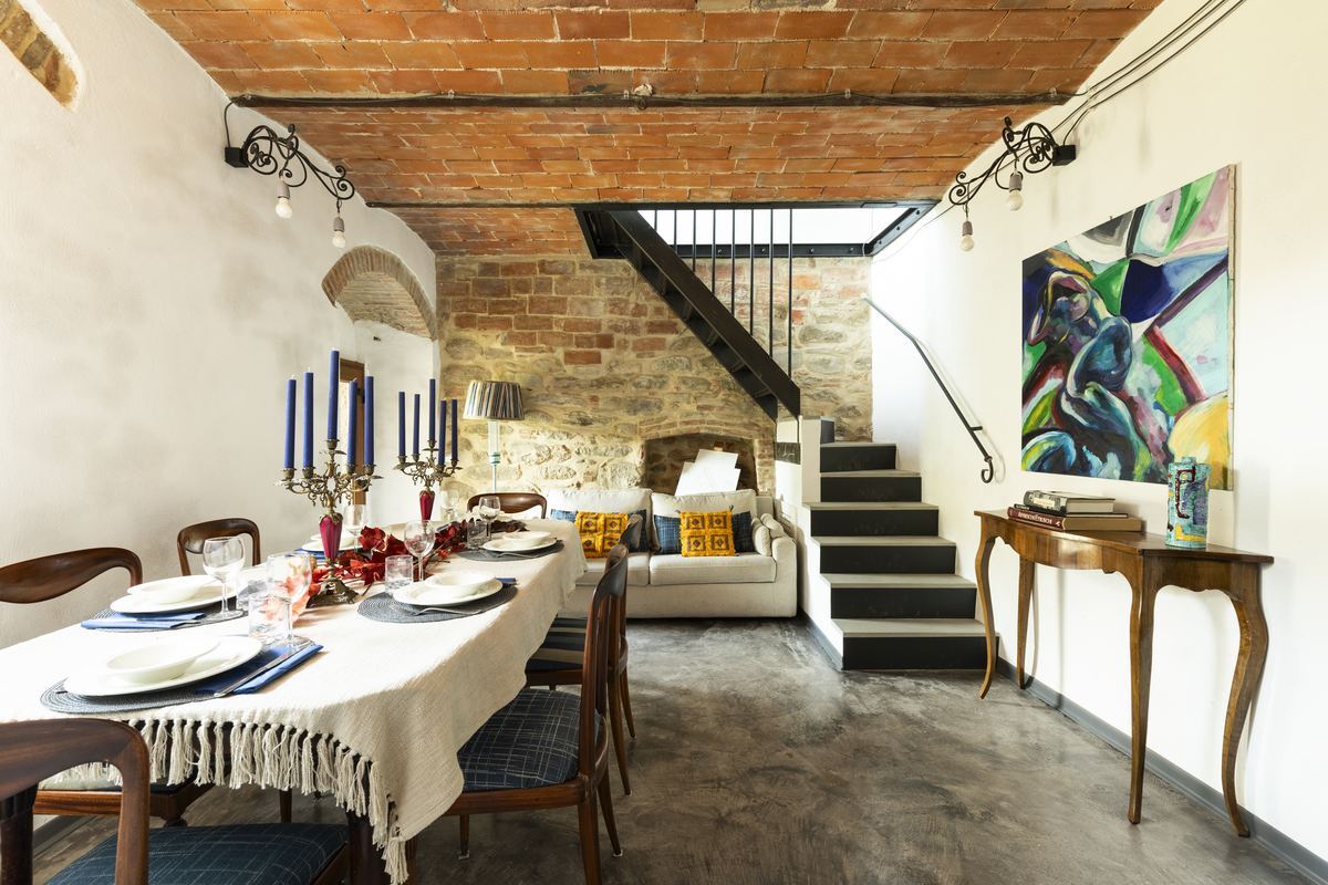 Cucina con arco in pietra del Casaletto di Monsigliolo