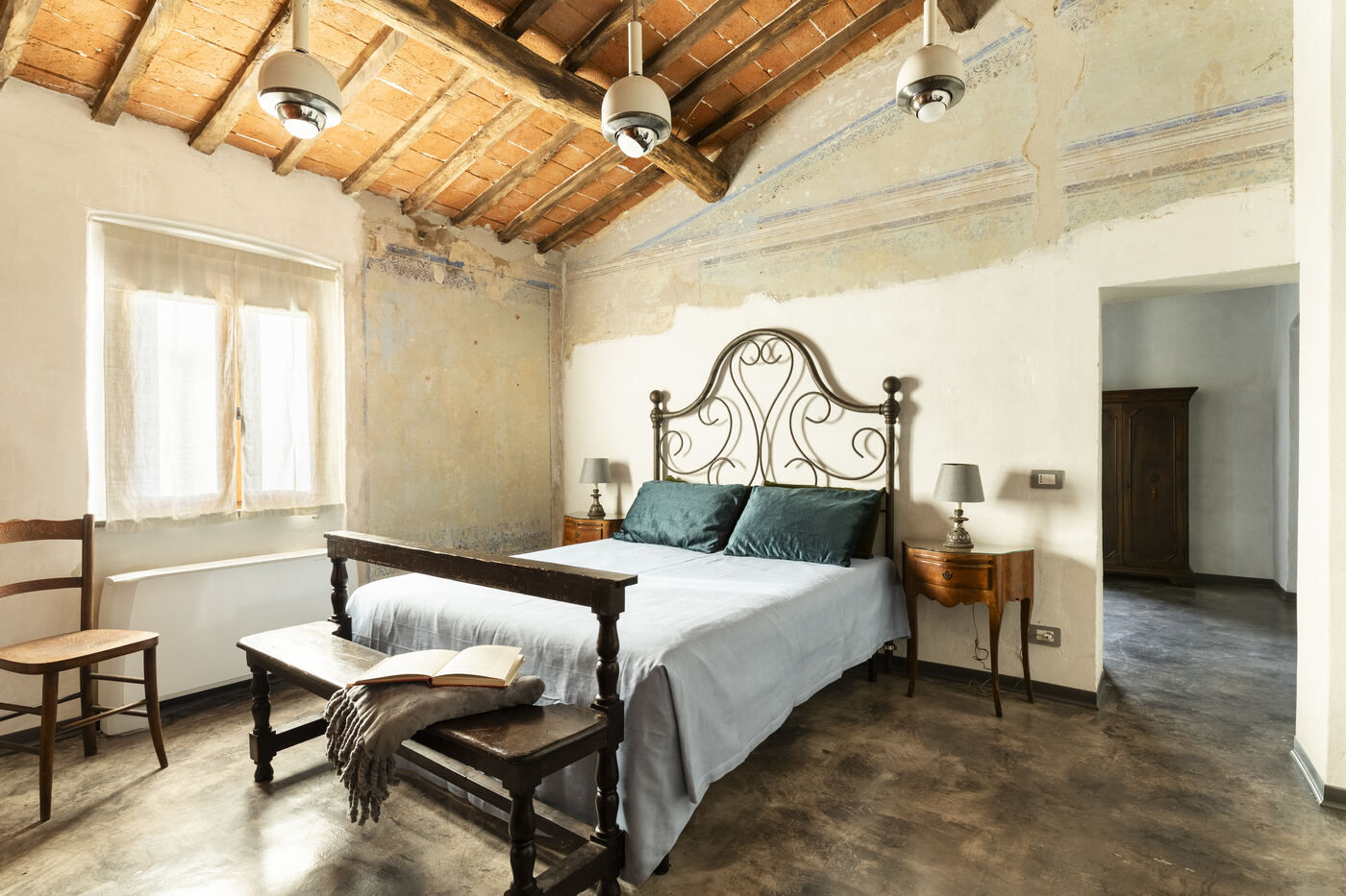 Suite con pitture originali e letto in ferro battuto