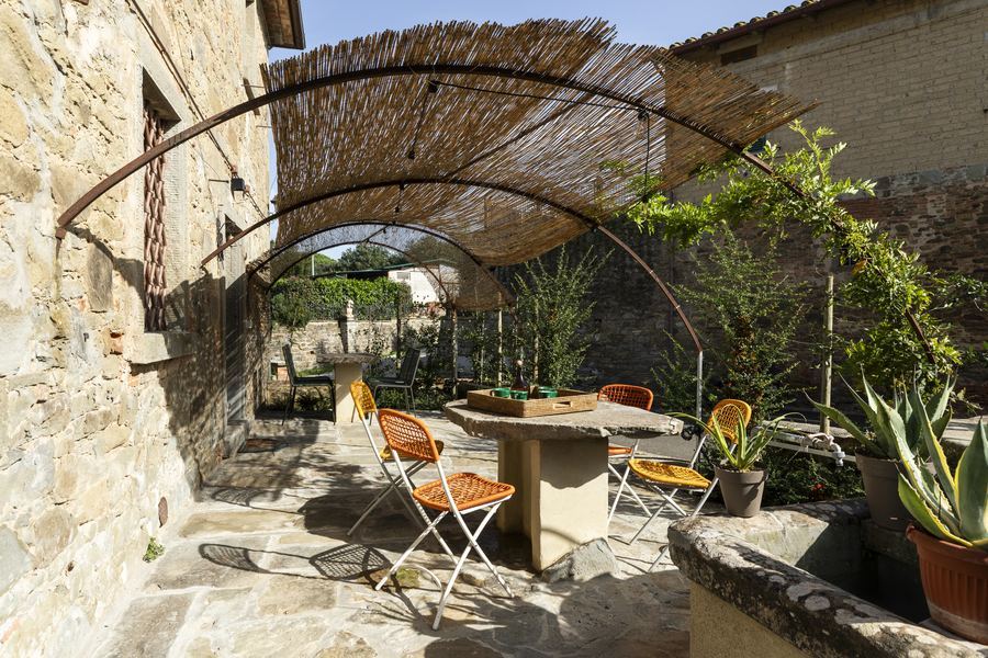 Pergola con sedute colorate