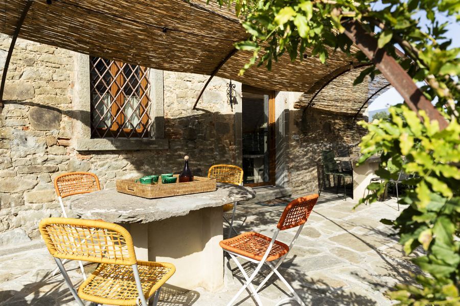 Terrazza con tavolo in pietra e vino