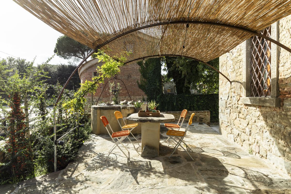 Vista giardino con archi in pietra