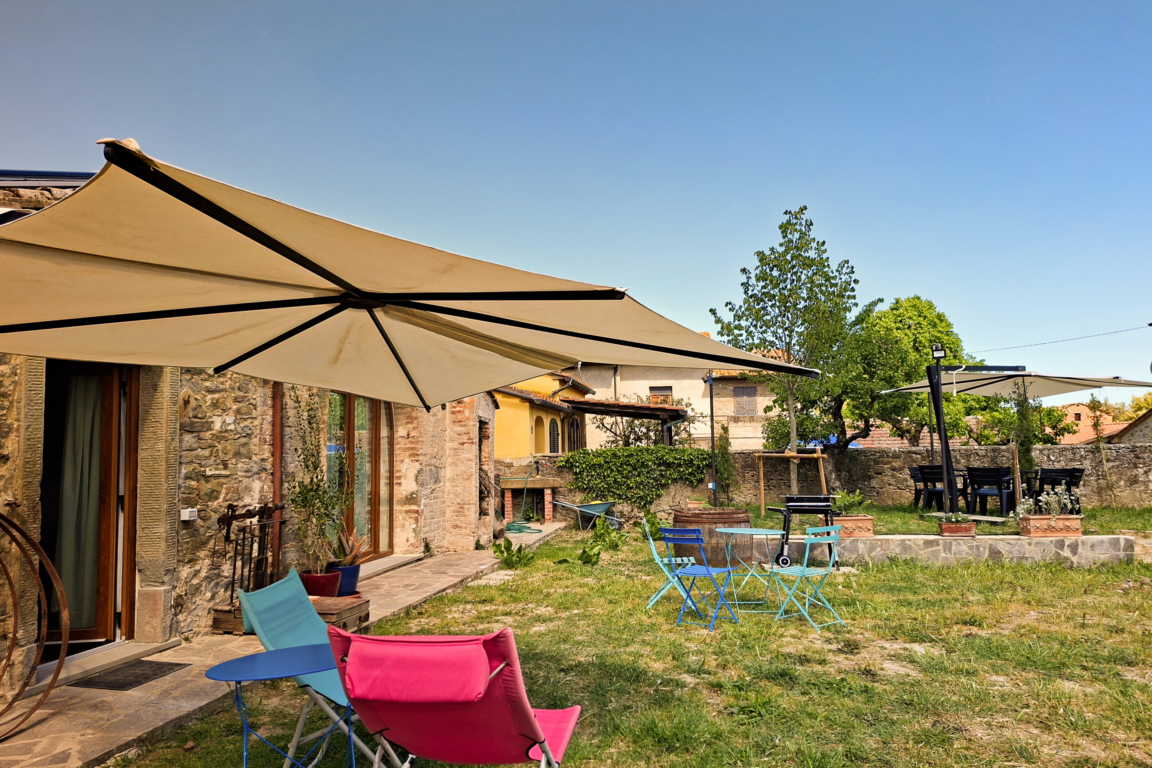 Vela ombreggiante e angolo relax nel giardino