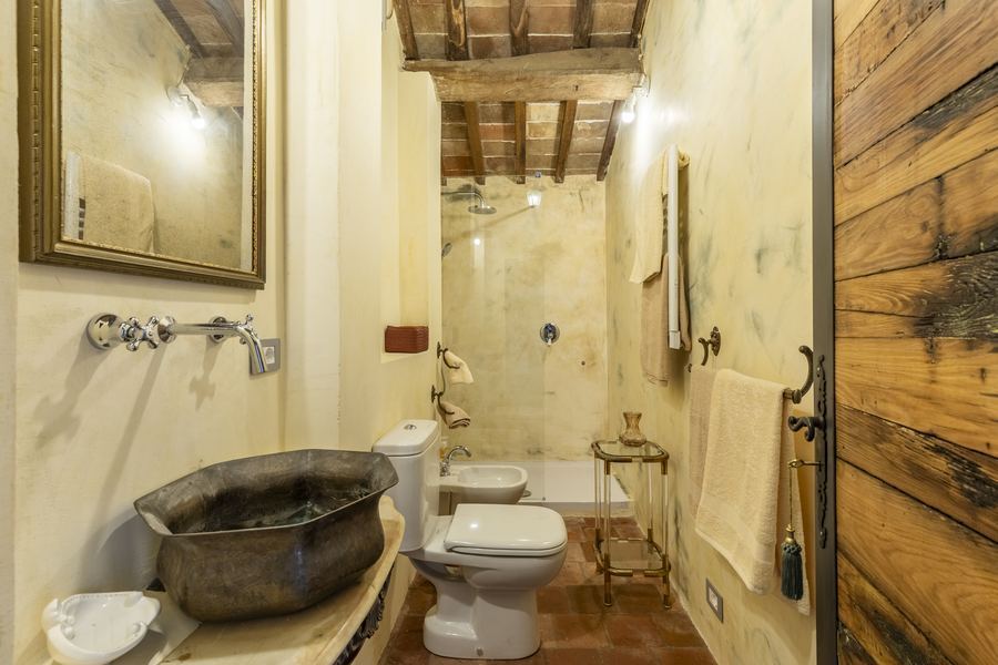 Bagno con lavabo in pietra della Legnaia
