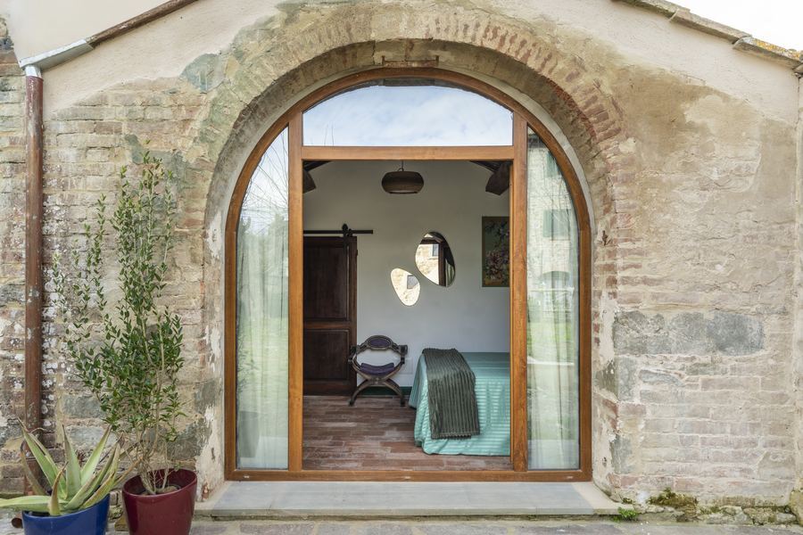 La Legnaia — arco in pietra con vista sulla camera