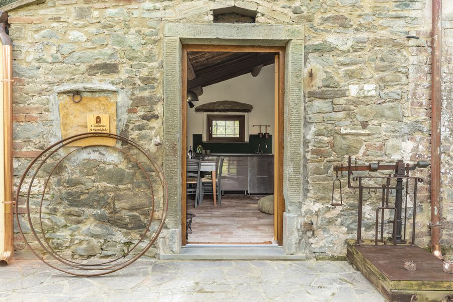 Ingresso in pietra con insegna Il Casaletto